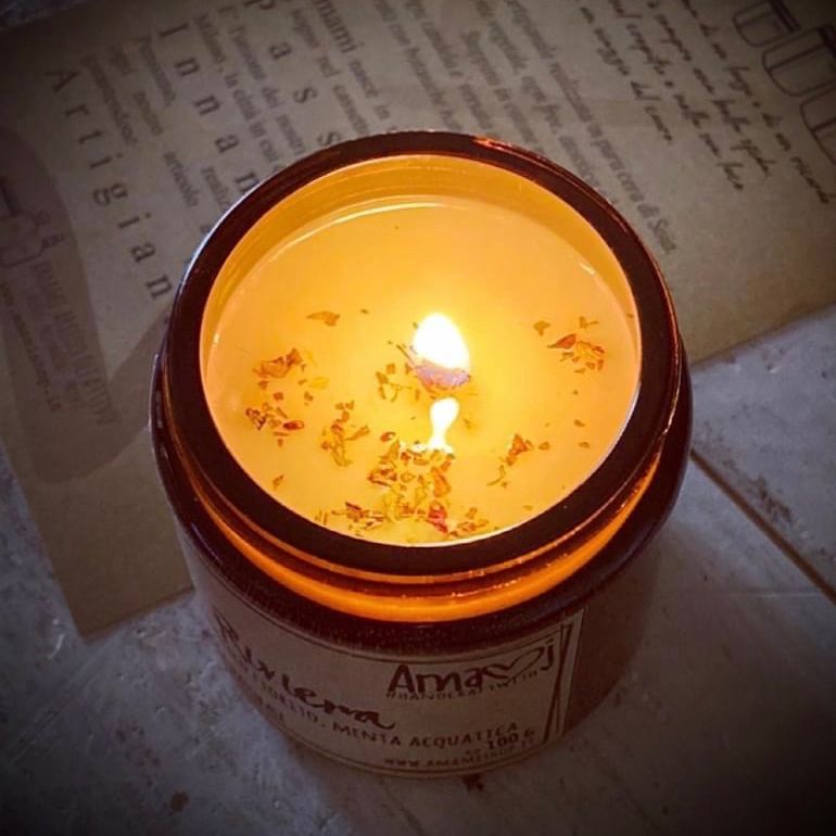 Immergetevi nell'atmosfera delle le nostre candele artigianali - Amami Arredo Olfattivo